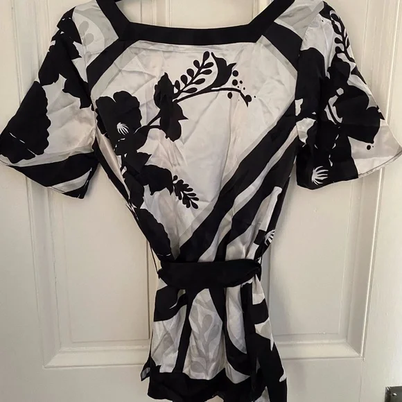 White House Black Market Silk Top, SZ XS - Picture 3 of 3